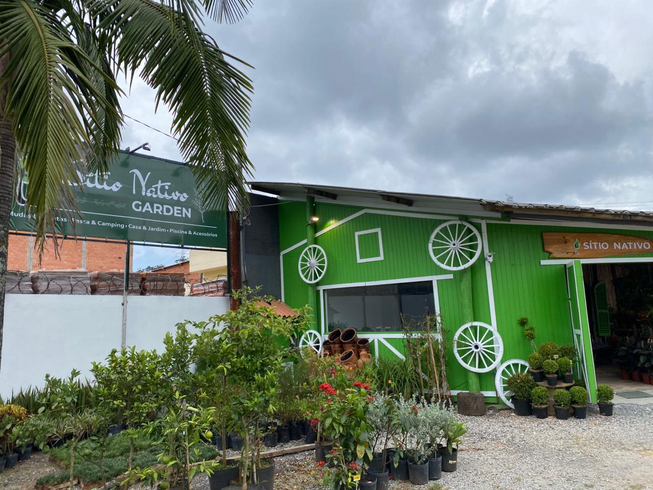 Fachada da loja do Sítio Nativo, com a placa Sítio Nativo Garden e as plantas expostas na frente