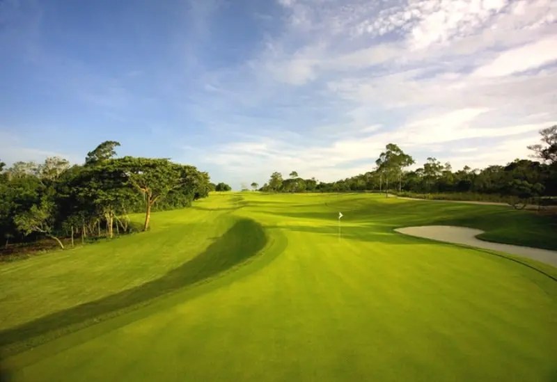 Campo de golfe com grama bermudas de acabamento fino