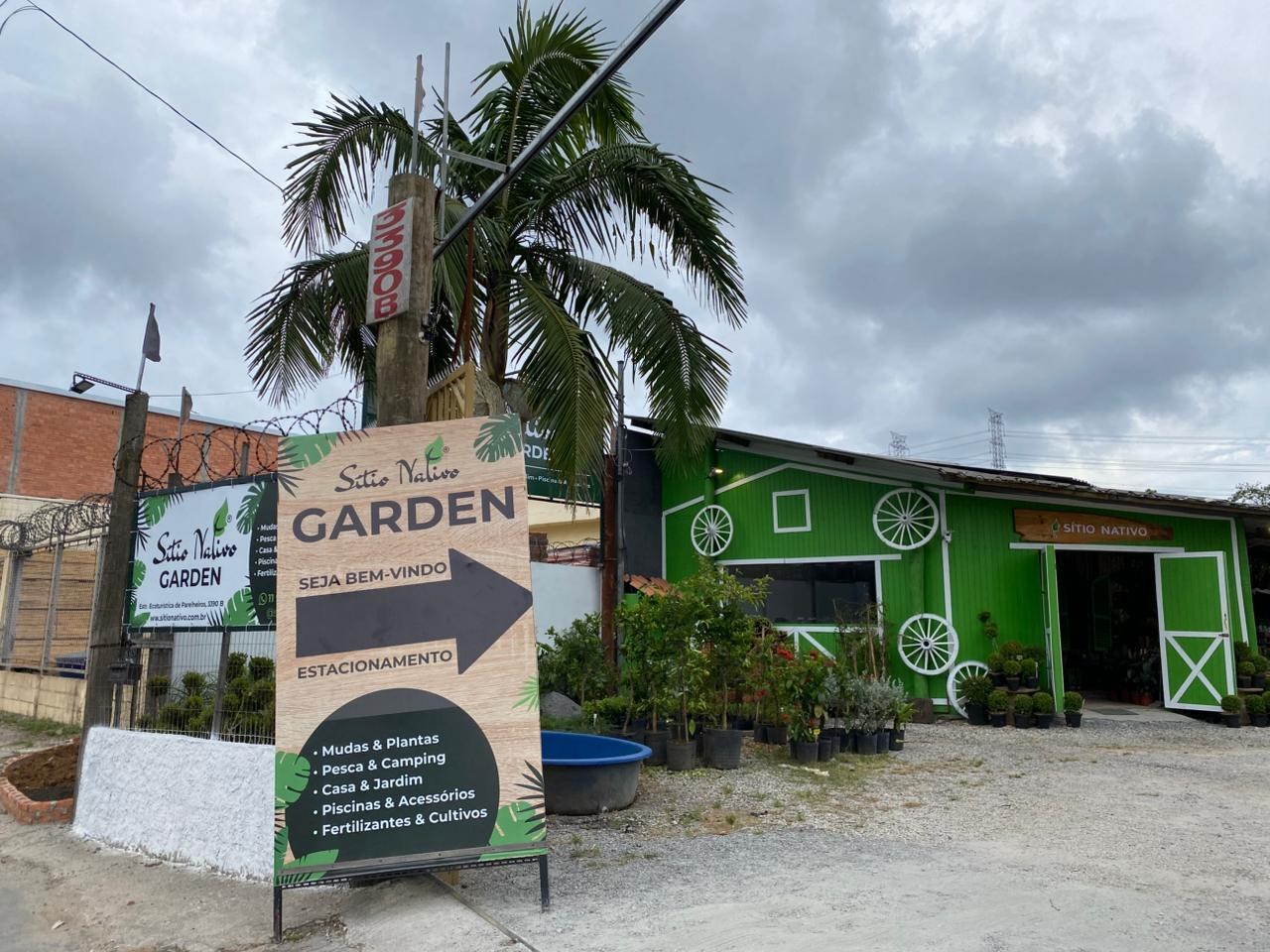 Placa do Sítio Nativo Garden na entrada, indicando o estacionamento